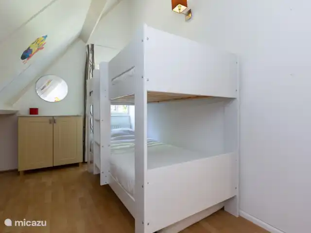 Kinder slaapkamer met stapelbed en apart junior bed